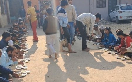 जुरहराः महादेव मन्दिर पर अन्नकूट प्रसाद का आयोजन पंगत में बैठकर श्रद्धालुओं ने ग्रहण किया प्रसाद