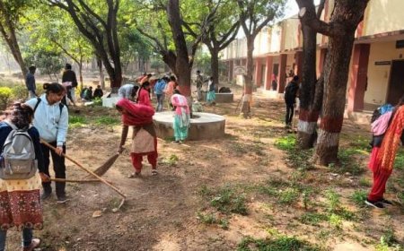 राष्ट्रीय सेवा योजना के छटे दिन स्वयं सेवकों ने महाविद्यालय परिसर में श्रमदान कर सफाई की