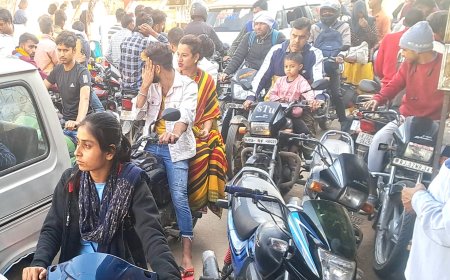 तहसील कार्यालय के आगे लगे जाम में छोटे बच्चों सहित आमजन हुआ परेशान