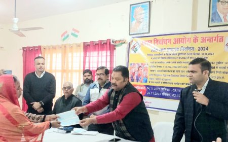 दातागंज विधायक ने किए मृतक के परिजनों को पांच लाख के चेक वितरण