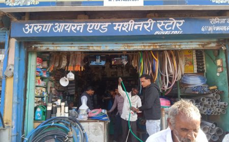 चोरो ने दुकान की छत से ताला तोड़कर  50 हजार की चोरी