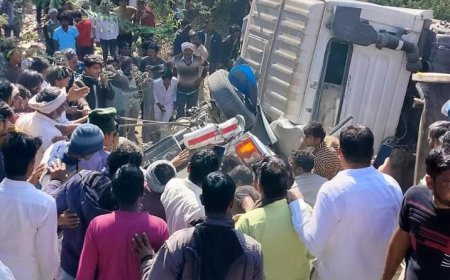 बोलेरो एवं सीमेंट से भरे ट्रोले की भिड़ंत सहायक अभियंता सहित चार की मौत दो गंभीर रूप से घायल