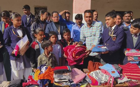 विद्यालय के बच्चो को बांटी पाठ्य सामग्री