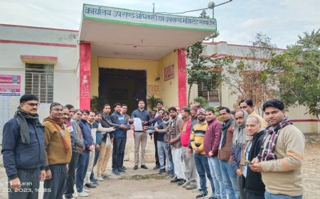 शिक्षिका के साथ हुई मारपीट से शिक्षकों में आक्रोश उपखंड अधिकारीमहुवा को ज्ञापन सौंप कर दोषियों के खिलाफ कार्यवाही की मांग
