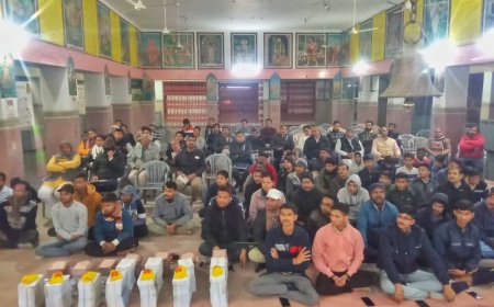 श्री रामलला प्राण प्रतिष्ठा महोत्सव न्यौता घर घर पहुंचाने के लिए पूजित अक्षत,पत्रक पहुचे राम भक्तों के पास