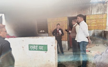 जिला शिक्षा अधिकारी ने किया बसई स्कूल का निरीक्षण :अद्र्धवार्षिक परीक्षा एवं पोषाहार समेत अन्य व्यवस्थाओं की बारीकी से जांच