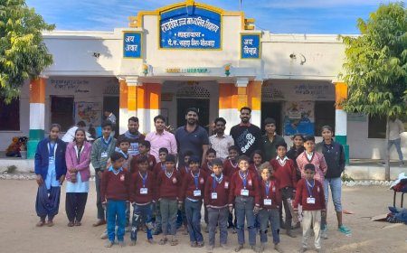 शिक्षकों ने विद्यार्थियों को बाँटे स्वेटर