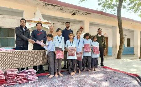 सरकारी विद्यालय में भामाशाहों ने किए 140 छात्र छात्राओं को  स्वेटर वितरित