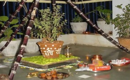 धर्मावलंबियों ने किया तुलसी पूजन