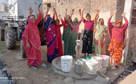 पटेल मोहल्ले मे पानी कि किल्लत को लेकर महिलाओं ने किया विरोध प्रदर्शन:विगत 3 माह से मोहल्ले मे पानी टंकी को भी नहीं भरा जा रहा