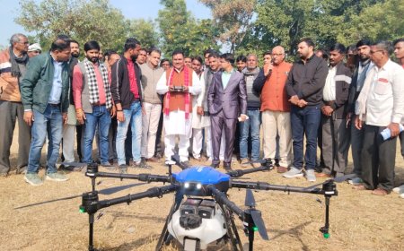 विकसित भारत संकल्प यात्रा के तहत विधायक रमेश खींची ने ड्रोन का रिमोट दबाकर किसानों को दी जानकारी