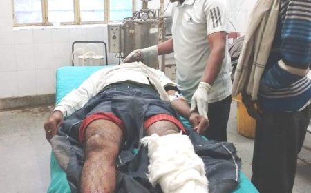 आगे चल रहे ट्रक में पीछे से आ रहे ट्रक ने मारी टक्कर :केबिन में फंसा ड्राईवर, ग्रामीणों ने केबिन तोडकऱ निकाला बाहर