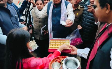 मंत्री बनने के बाद डॉक्टर किरोड़ी लाल मीणा का उनकी दोहिती ने किया तिलक लगाकर स्वागत