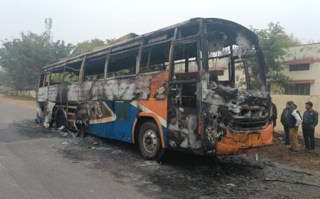 यात्रियों से भरी टूरिष्ट बस मे लगी आग , बस पूरी तरह जल कर हुई  कबाड