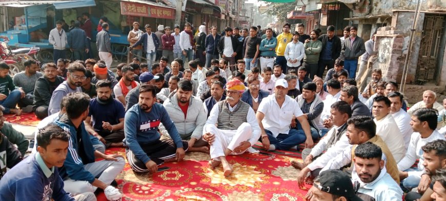 करणी सेना की राष्ट्रीय अध्यक्ष सुखदेव गोगामेडी की हत्या के विरोध में समाज व व्यापारीयो ने मुंडावर बाजार किया बंद