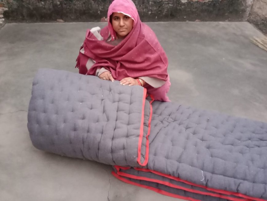 कड़कड़ाती ठंड को ध्यान में रखते हुए विधवा परिवार को की रजाई भेंट:गरीब परिवार के खिले चेहरे
