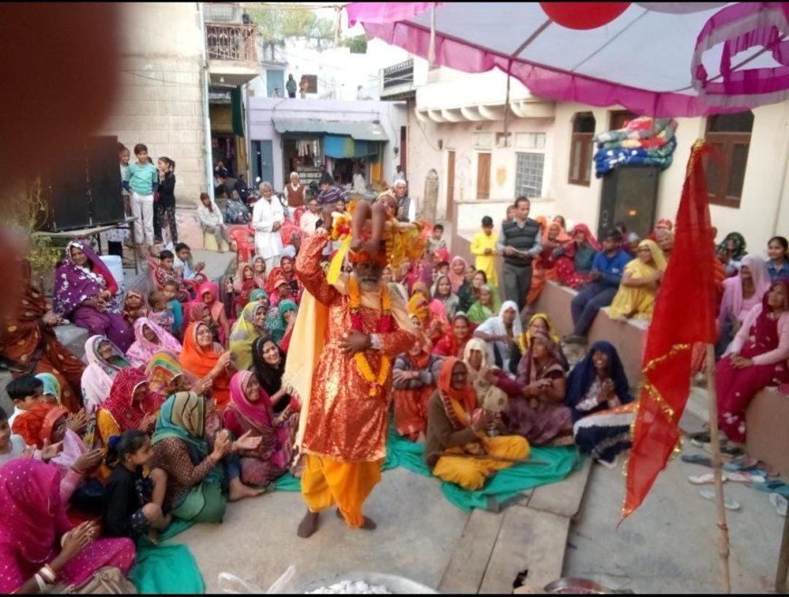 चौथे दिन गढ़ीसवाईराम मे चल रही भागवत कथा मे कृष्ण जन्म पर गाये बधाई गीत
