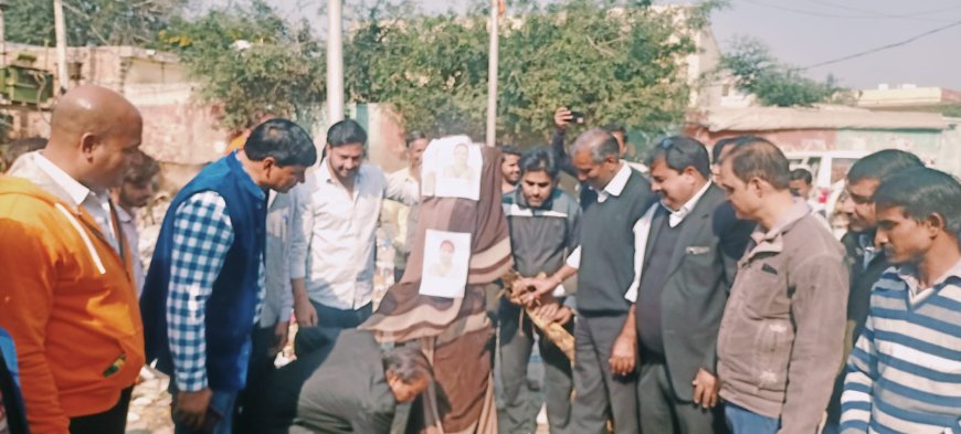 रामगढ़ नगरपालिका क्षेत्र की सफाई व्यवस्था सुचारू कराने की मांग को लेकर तीसरे दिन भी धरना रहा जारी और अधिशासी अधिकारी का पुतला फूंका