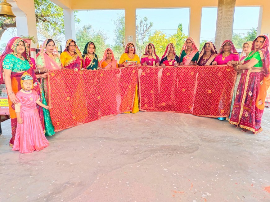 महिलाएं घर-घर मंगल गीत गाकर मां शाकंभरी की चुनरी के लगा रही है बूटियां