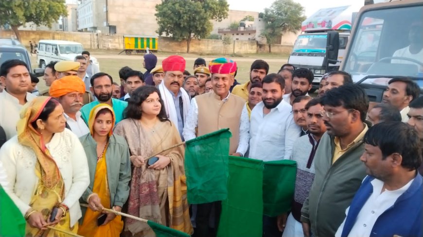 जिला कलेक्टर ने विकसित भारत संकल्प यात्रा को हरी झंडी दिखाकर किया रवाना