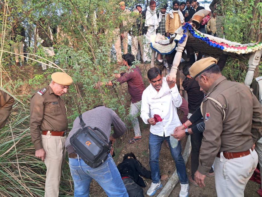 युवक का शव कंटीली झाड़ियों में पड़ा मिला जीराहेडा गांव के जंगल में पहाड़ी डिस्ट्रीब्यूटरी के निकट का घटनास्थल पूछताछ के लिए कुछ लोगों को पुलिस ने लिया हिरासत में