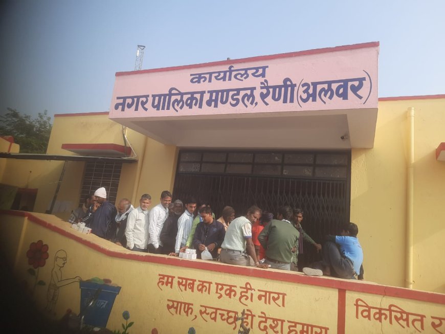 रैणी नगरपालिका मंडल कार्यालय पर एनजीओ संगठन द्वारा 75 रू. मे 5 एलईडी बल्ब दिये