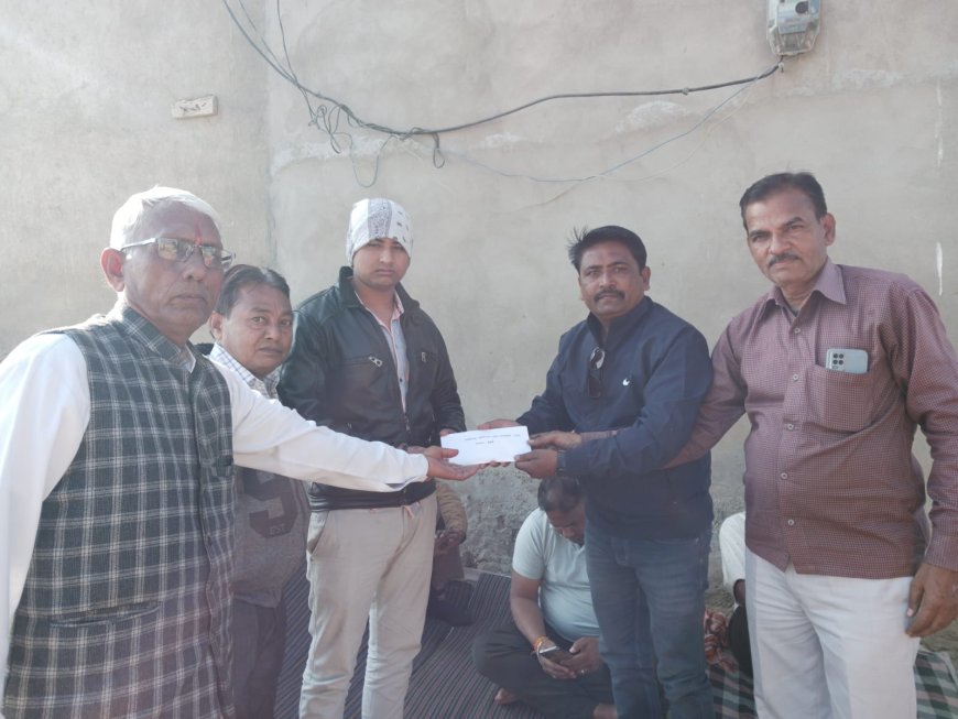 पत्रकार मनोज योगी के परिवार को जार इकाई अलवर द्वारा दी गई 21000 /- सहायता राशि