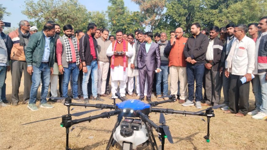 विकसित भारत संकल्प यात्रा के तहत विधायक रमेश खींची ने ड्रोन का रिमोट दबाकर किसानों को दी जानकारी
