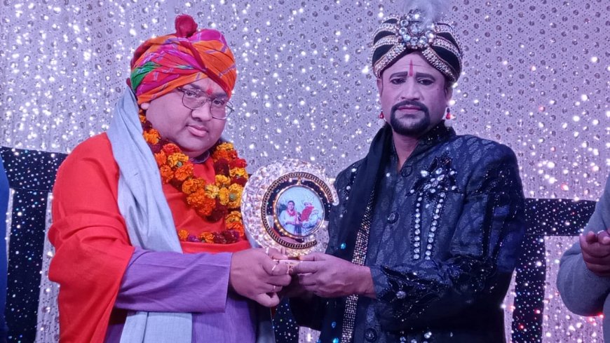 अंतर्राष्ट्रीय जादूगर शिव कुमार ने गुरुदेव भास्कर भारद्वाज का माला व सोल उढाकर स्मृति चिन्ह भेंटकर किया भव्य स्वागत