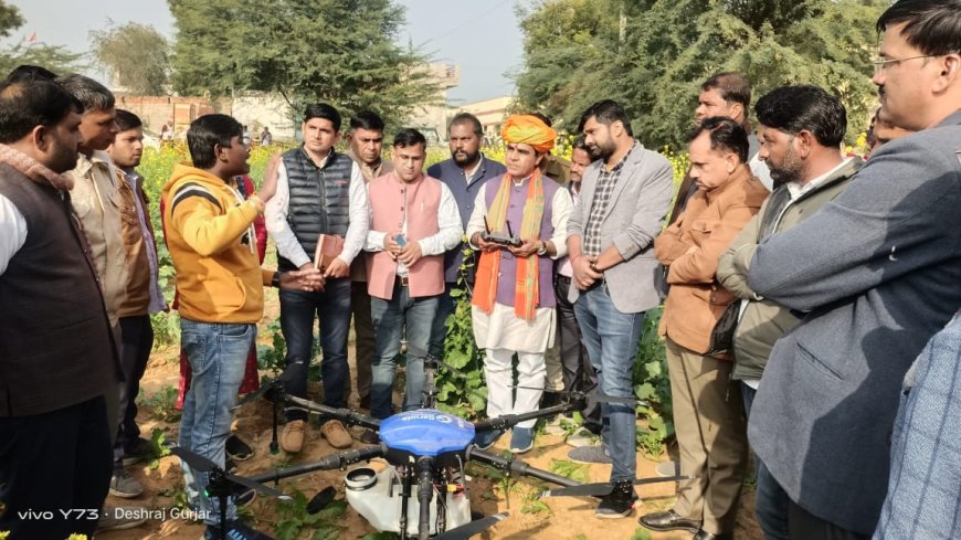 शहदपुर में कृषि अधिकारियों ने ड्रोन से करवाया नैनो यूरिया का छिड़काव :ड्रोन तकनीकी कृषि के क्षेत्र में नवाचार :  राजेन्द्र प्रधान