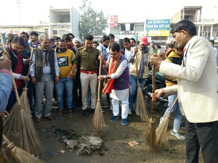 महुवा विधायक राजेंद्र प्रधान  ने स्वच्छ भारत अभियान को लेकरमहुवा मैं झाड़ू लगाकर चलाया सफाई अभियान