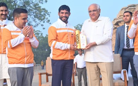 वर्ल्ड चैंपियन संदीप आर्य को गुजरात के मुख्यमंत्री ने सूर्य नमस्कार रत्न अवार्ड से किया सम्मानित