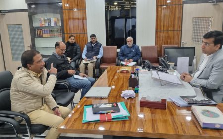 जिला कलक्टर ने ग्रेप पालना में की गई कार्रवाईयों की ली समीक्षा बैठक