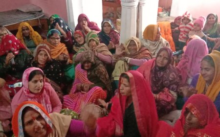 नव वर्ष पर हनुमान जी की झांकी सजाकर महिलाओं ने किया भजन कीर्तन