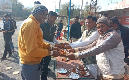 तिरुपति बालाजी के ठीक सामने हुआ पौष बडा  प्रसादी का आयोजन : भगवान के भोग लगाकर श्रद्धालुओं को की प्रसादी वितरित