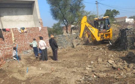 जेसीबी से हटवाया आम रास्ता का अतिक्रमण, सीसी रोड और नालियां बनाने से ग्रामीणों को आवागमन मैं सुविधा मिलेगी