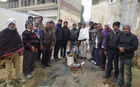 पानी की किल्लत से परेशान लोगों ने अपने खर्चे से कराई बोरिंग, पानी आया तो खुशी से झूम उठे :  प्रशासन व जनप्रतिनिधियों पर लगाया उपेक्षा का आरोप