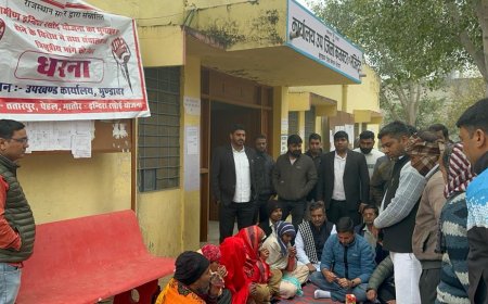 पूर्व विधायक के आश्वासन पर धरना स्थगित