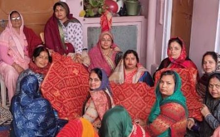 नाचते-गाते हुये महिलाओं ने माता शाकम्भरी की चुनरी में लगाई बुटियां