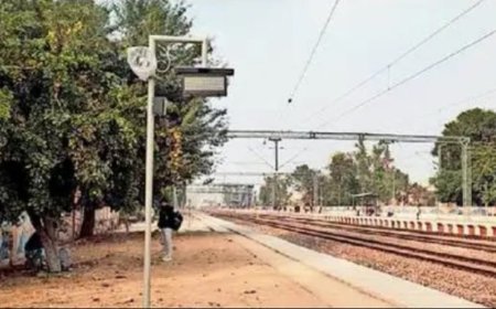 खैरथल रेलवे स्टेशन पर कोच नंबर बताने वाले पैनल और उद्घोषणा यंत्र लगना शुरू  :लम्बे समय से विभिन्न सामाजिक संगठन व दैनिक यात्री संघ कर रहे थे मांग