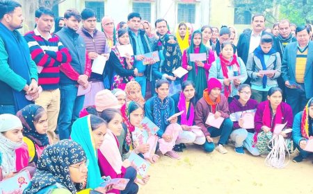 छात्राओं को अयोध्या से आये पूजित अक्षत का किया वितरण