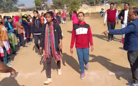 राजकीय महाविद्यालय मालाखेड़ा में खेल सप्ताह दौरान एक टांग दौड़ एवं चम्मच दौड़ प्रतियोगिता का आयोजन