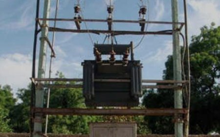सिस्टम इंप्रूवमेंट में लगे ट्रांसफार्मर से नही कर पा रहे कनेक्शन, व्यक्ति के आगे बेबस बिजली निगम के अधिकारी