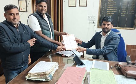 मुख्यमंत्री संबल योजना के तहत मिलने वाले 5 रुपए की मांग को लेकर मुख्यमंत्री के नाम उपखण्ड अधिकारी को झाझड़िया ने सौंपा ज्ञापन