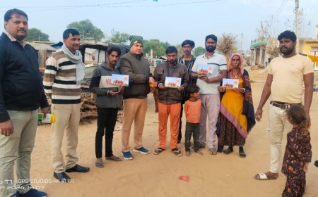 राम जन्मभूमि के अक्षत व पत्रक के साथ पीले चावल देकर लोगों को दिया जा रहा है निमंत्रण