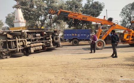 अलवर-सिकन्दरा मेगा हाईवे पर बाईक से भरा एक मिनी ट्रक पलटा ,तीन महिलाओं सहित चार घायल