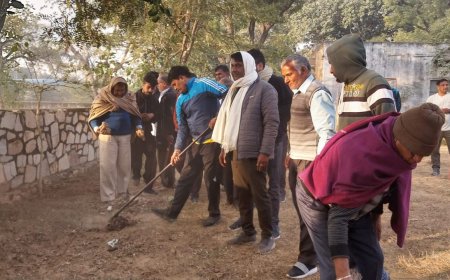 पीएम मोदी  के आह्वान पर पूर्व विधायक रामलाल शर्मा ने गोविन्दगढ में कार्यकर्ताओं के साथ की मंदिर में सफ़ाई