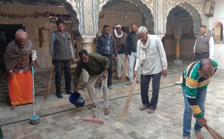राम मंदिर स्थापना को लेकर कार्यकर्ताओं ने बांके बिहारी व सीता रामजी मंदिर में किया श्रमदान