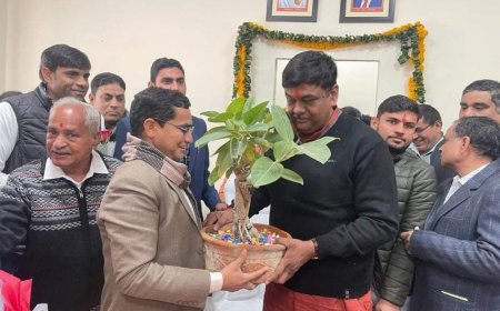 वन एवं पर्यावरण राज्य मंत्री (स्वतंत्र प्रभार) संजय शर्मा को शासन सचिवालय मे कार्यालय उद्घाटन कार्यक्रम मे बन्नाराम मीना ने भेट किया बरगद का पेड