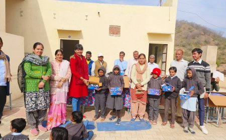 स्कूल व्याख्याता  ने जन्मदिन पर सर्दी के मौसम को ध्यान में रखते हुए छात्र-छात्राओं को किए जुत्ते वितरित